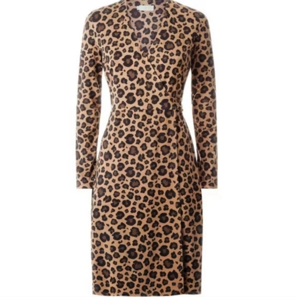 Hobbies in Delilah Wrap Dress size 6. New - Picture 2 of 7